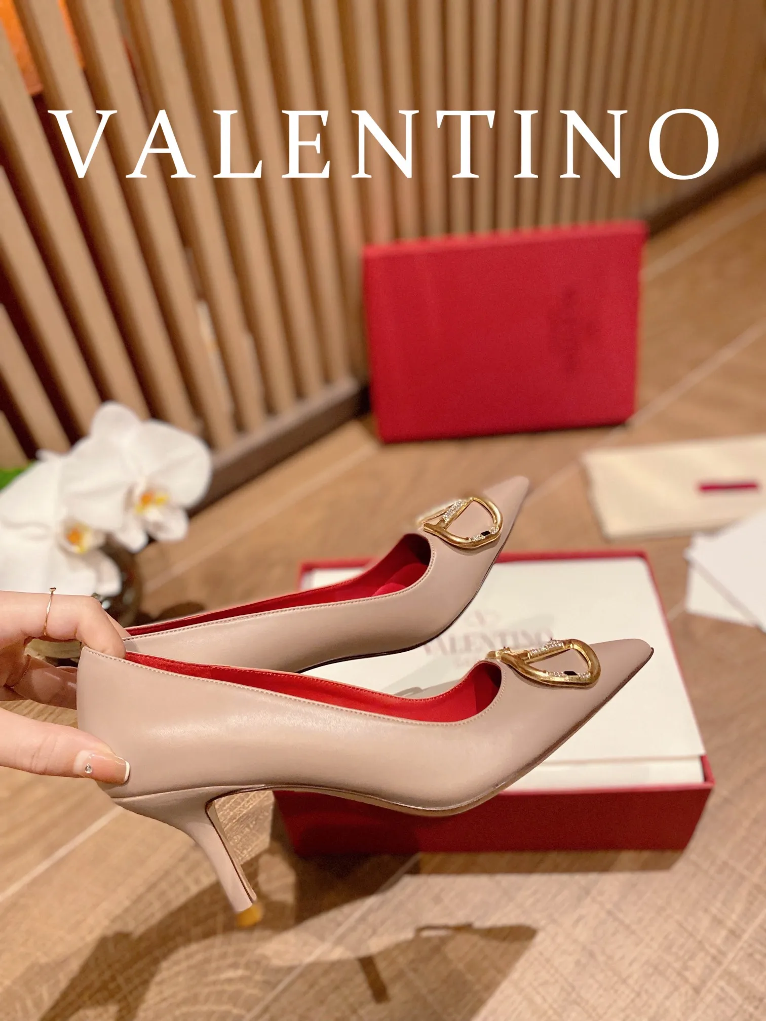 👟👟Ex-factory price 520👟👟 𝑉𝐴𝐿𝐸𝑁𝑇𝐼𝑁𝑂 Valentino ♡ The latest series of the counter 💯The new season of Valentino replaces the usual rivet elements with the initial V bronze (dotted buckle) buckle, simplifying the complexity Make the design more refined and durable. No matter your age, it can easily fit on your feet and make your feet look slimmer! The new season lives up to expectations! Worth buying ★Imported cowhide is absolutely high-grade ❥Original method is absolutely sensual ❥Elegant style creates a different feeling🙈 Simple temperament style!  ♡ show bdetails ———————————— ⊿▸: Size｜35-40 (customized at 34.40.41.42) ⊿▸: Material｜Imported cowhide ⊿▸: Material｜Exclusive molded rhinestone buckle ⊿▸: Material | Padded sheepskin ⊿▸: Material |Italian 🇮🇹 genuine leather outsole (the original 1:1 method has a wood grain shape) ⊿▸: Heel height｜8cm